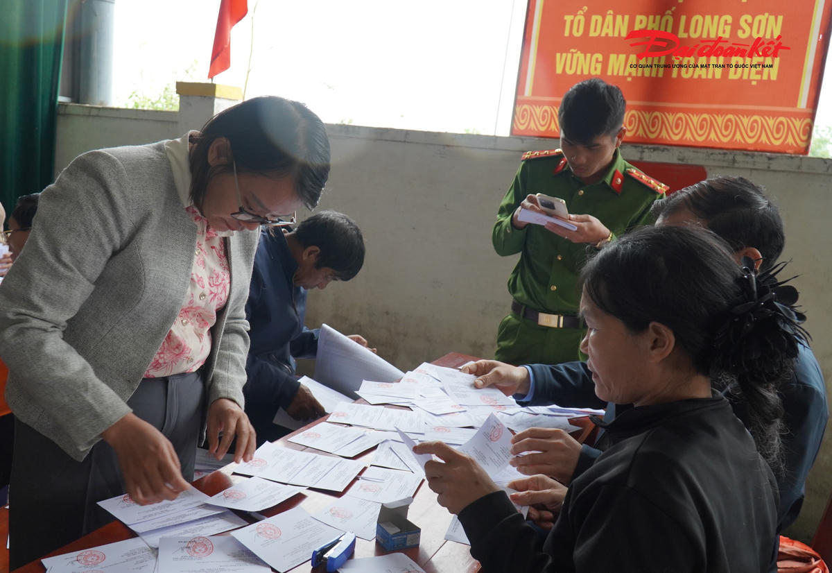 Không khí chuẩn bị cũng diễn ra khẩn trương tại nhà văn hóa tổ dân phố Long Sơn. Các bàn làm việc được kê sát nhau để thuận tiện xử lý hồ sơ và tài liệu.
Cán bộ tổ dân phố cùng lực lượng công an, quân sự và cán bộ phường phối hợp rà soát lại danh sách cử tri, chuẩn bị bảng niêm yết và sắp xếp khu vực bỏ phiếu. Mỗi người đảm nhận một phần việc khác nhau nhưng đều hướng đến mục tiêu chung là đảm bảo công tác bầu cử diễn ra thuận lợi.