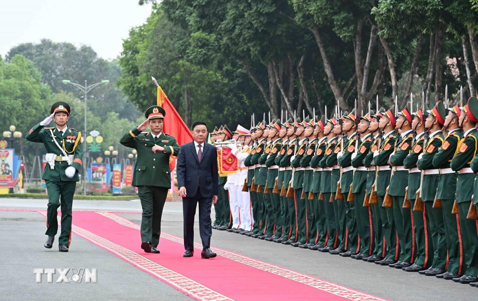 Thường trực Ban Bí thư Trần Cẩm Tú duyệt đội danh dự. (Ảnh: Phương Hoa/TTXVN).