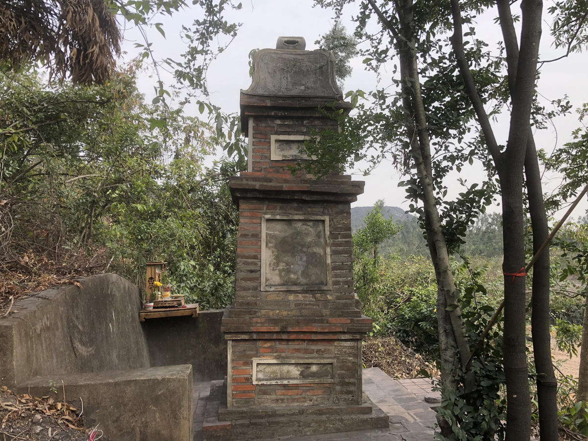 Minh Quang Tháp - tháp mộ thiền sư Thích Minh Minh cuối thế kỷ XIX.