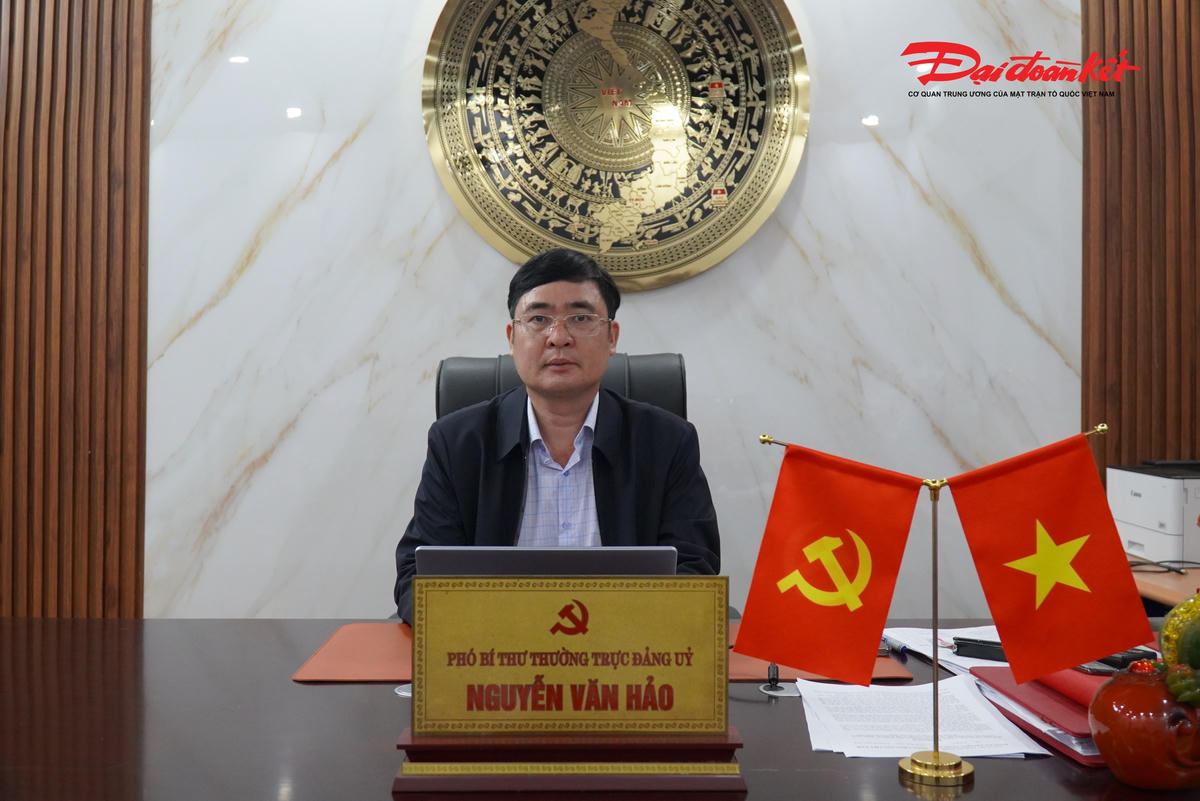 Hiện nay, trên địa bàn phường cũng đang triển khai giải phóng mặt bằng cho một số dự án trọng điểm. Nhiều hộ dân đang trong quá trình di dời, thay đổi nơi ở nên danh sách cử tri cũng có sự điều chỉnh. Ngay trong những ngày này, Bí thư Đảng ủy phường Trần Xuân Phượng cùng đoàn công tác của phường vẫn đang trực tiếp kiểm tra, chỉ đạo công tác đền bù, giải phóng mặt bằng tại dự án của Tập đoàn Vingroup ở tổ dân phố Tây Yên. “Công việc nhiều nhưng công tác bầu cử vẫn phải đảm bảo đúng tiến độ. Phường đã phân công cụ thể từng phần việc cho cán bộ phụ trách để theo dõi, đảm bảo rõ người, rõ việc,” ông Hảo nói. Sự chuẩn bị chu đáo của các lực lượng đang góp phần tạo nên không khí phấn khởi trước ngày hội lớn của toàn dân tại vùng công nghiệp phía Nam Hà Tĩnh. “Công việc nhiều nhưng công tác bầu cử vẫn phải đảm bảo đúng tiến độ. Phường đã phân công cụ thể từng phần việc cho cán bộ phụ trách để theo dõi, đảm bảo rõ người, rõ việc,” - Phó Bí thư Thường trực Đảng ủy phường Vũng Áng Nguyễn Văn Hảo nói.