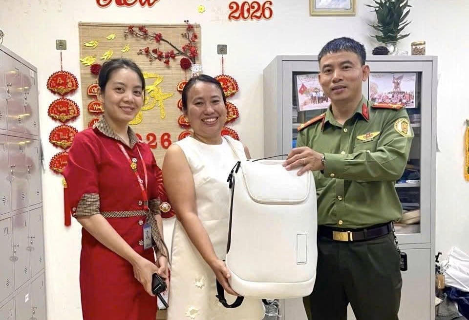 Bàn giao ba lô của du khách. Ảnh: Nguyễn Tú