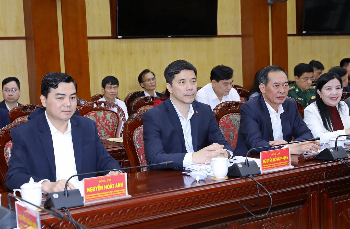 Chủ tịch UBND tỉnh, Chủ tịch Ủy ban bầu cử tỉnh Nguyễn Hoài Anh; Phó Bí thư Thường trực Tỉnh ủy Nguyễn Hồng Phong; Phó Bí thư Tỉnh ủy, Chủ tịch Ủy ban MTTQ tỉnh Trịnh Tuấn Sinh; Chủ nhiệm Ủy ban Kiểm tra Tỉnh ủy Phạm Thị Thanh Thủy... cùng dự buổi làm việc. Ảnh: Minh Hiếu