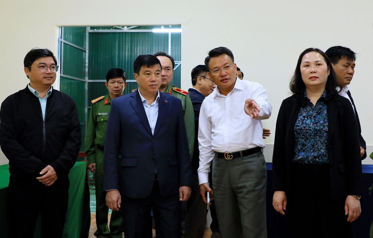 Ông Y Thanh Hà Niê Kđăm, Bí thư Tỉnh ủy, Trưởng Đoàn ĐBQH tỉnh Lâm Đồng cùng đoàn công tác, kiểm tra công tác bầu cử tại tổ dân phố Tây Hồ 1, phường Xuân Trường - Đà Lạt. Ảnh X.H