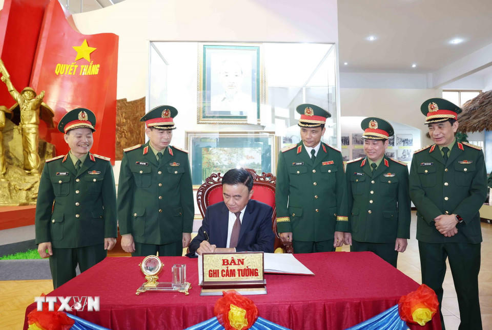 Thường trực Ban Bí thư Trần Cẩm Tú ghi cảm tưởng vào sổ vàng lưu niệm tại Bảo tàng Quân đoàn 12. (Ảnh: Phương Hoa/TTXVN).