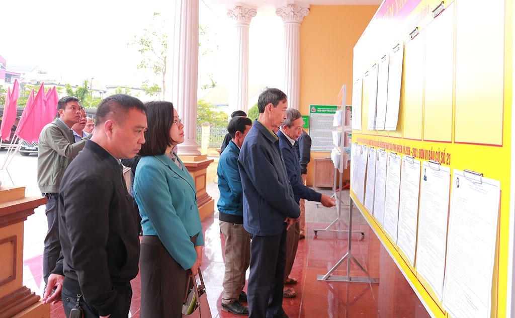 Cử tri xã Xuân Hồng nghiên cứu tóm tắt tiểu sử của ông Nguyễn Hoàng Hà và các ứng cử viên. Ảnh: Trần Giang