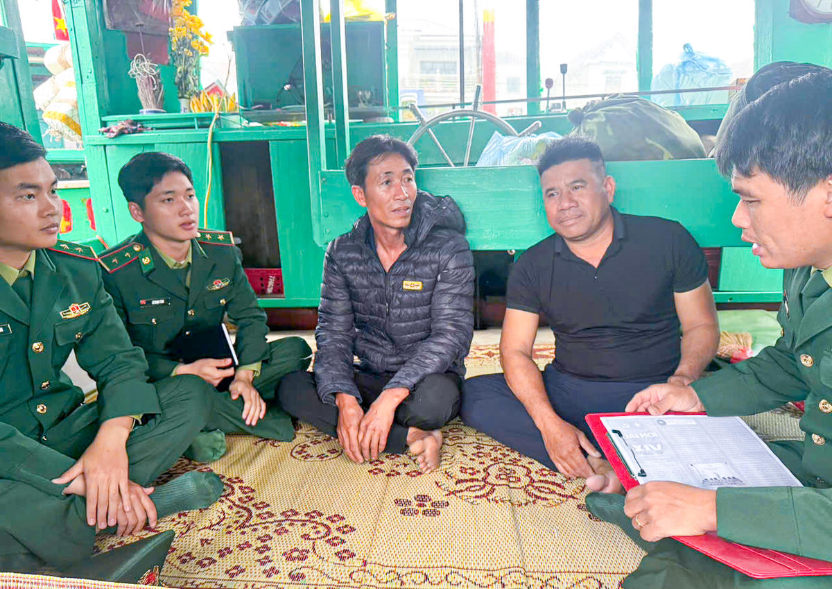 Công tác tuyên truyền bầu cử được lực lượng biên phòng triển khai tới tận tàu thuyền của ngư dân.