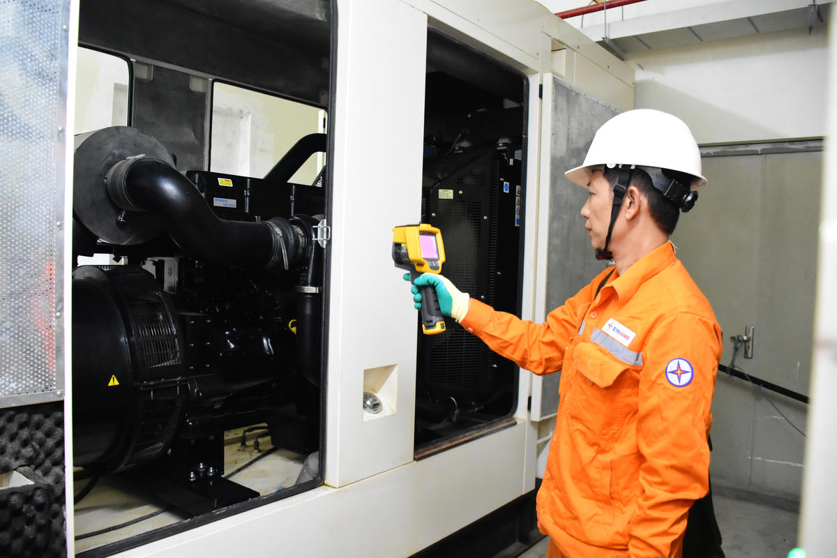 Phối hợp kiểm tra máy phát điện dự phòng của khách hàng tại điểm bầu cử
