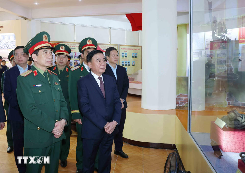 Thường trực Ban Bí thư Trần Cẩm Tú tham quan Bảo tàng Quân đoàn 12. (Ảnh: Phương Hoa/TTXVN).