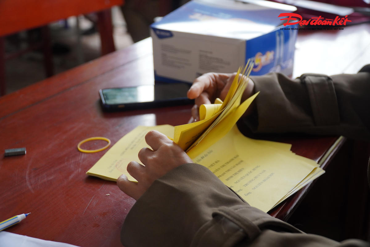 Ông Nguyễn Văn Hảo – Phó Bí thư Thường trực Đảng ủy phường Vũng Áng – cho biết công tác chuẩn bị bầu cử tại phường có nhiều điểm đặc thù. Phường là địa bàn trọng điểm của tỉnh Hà Tĩnh, nơi đây có nhiều dự án lớn đã và đang triển khai. Trên địa bàn có nhiều doanh nghiệp hoạt động, số lượng công nhân và người lao động tạm trú khá lớn. “Chính vì vậy, việc rà soát cử tri phải thực hiện thường xuyên để cập nhật những thay đổi,” ông Hảo cho biết.