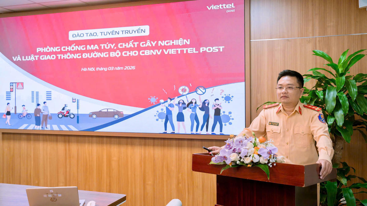 Đại úy Trần Quân Thụy báo cáo viên hội nghị.