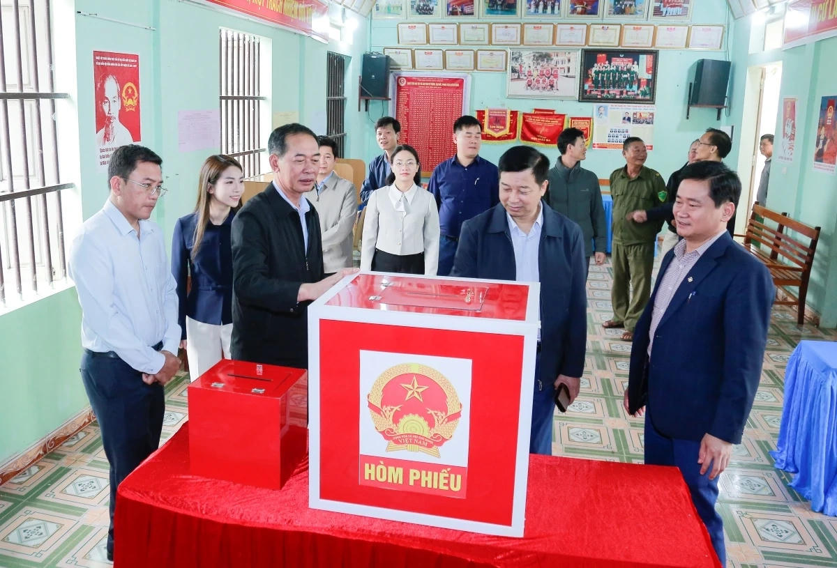 Phó Bí thư Tỉnh ủy, Chủ tịch Ủy ban MTTQ tỉnh Trịnh Tuấn Sinh kiểm tra công tác chuẩn bị bầu cử tại xã Ngọc Trạo. Ảnh: Lê Hợi