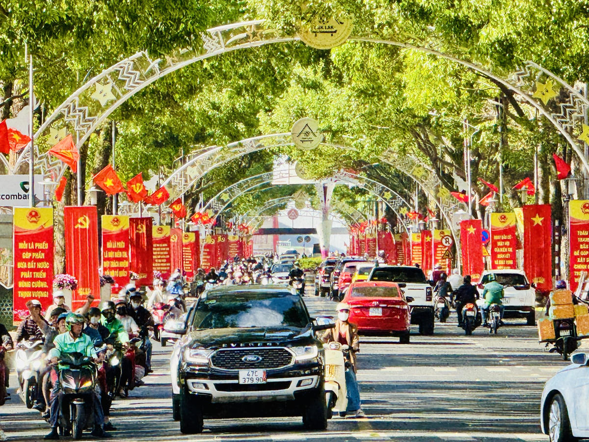 Khắp các Buôn làng Tây Nguyên từ&nbsp;trung tâm đô thị đến những vùng sâu, vùng xa cờ hoa rực rỡ chào đón ngày hội lớn của toàn dân. Ảnh: Thanh Nga.