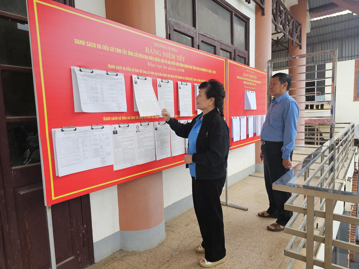 Danh sách, thông tin người ứng cử đã được dán công khai tại các Khu vực bầu cử. Ảnh: T.H