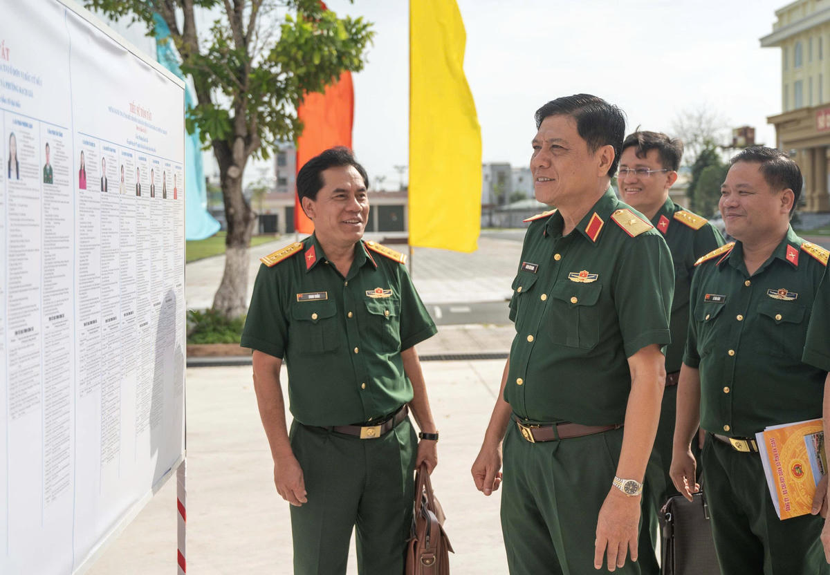 Thiếu tướng Huỳnh Văn Ngon - Phó Chính ủy Quân khu kiểm tra công tác chuẩn bị bầu cử đại biểu Quốc hội khóa XVI và đại biểu HĐND các cấp nhiệm kỳ 2026–2031 tại bộ CHQS tỉnh An Giang. Ảnh: Phương Vũ