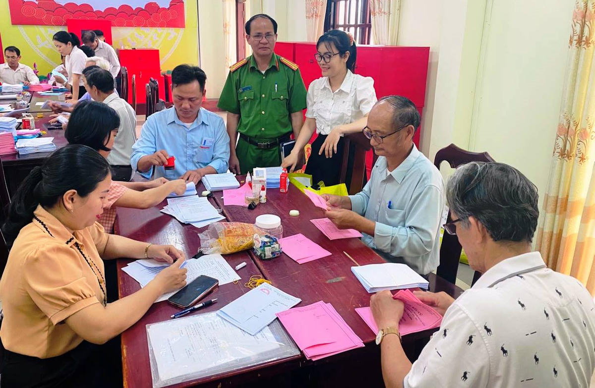 Cán bộ phường Hòa Vang chuẩn bị công tác bầu cử. Ảnh: Nguyễn Tú 