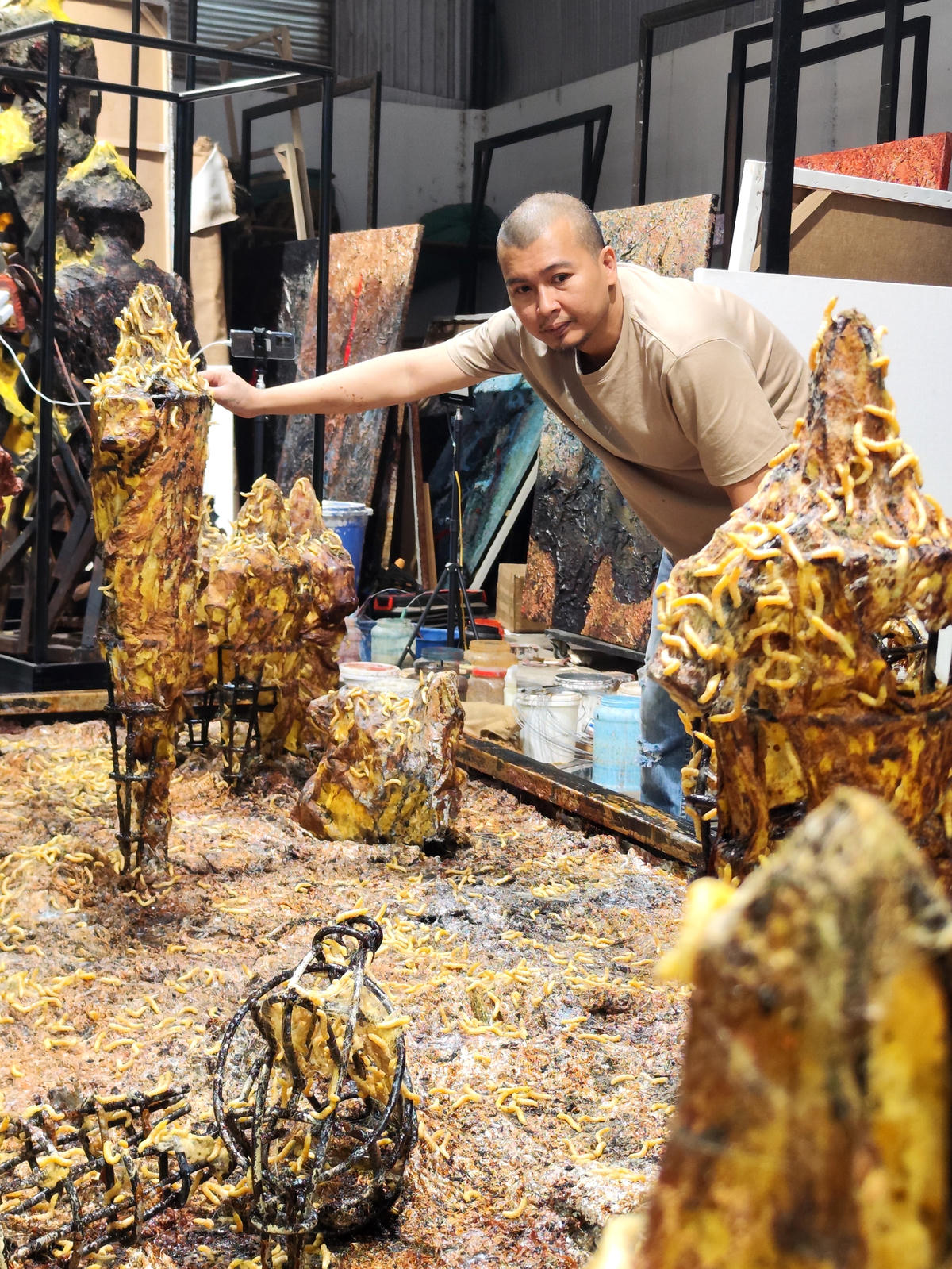 Họa sĩ Lê Hữu Hiếu trong xưởng sáng tác.