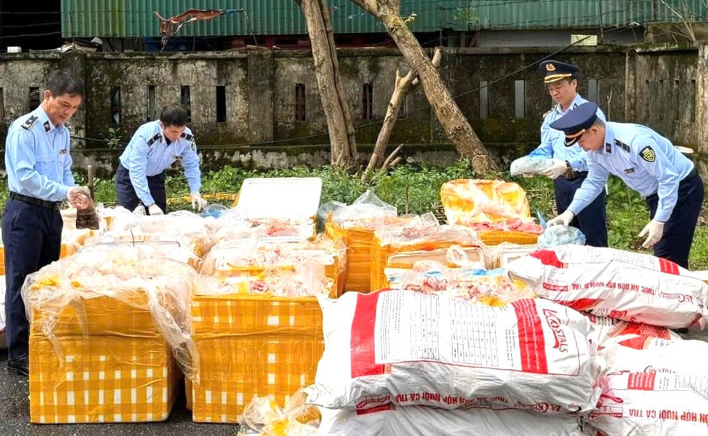 Lực lượng Quản lý thị trường kiểm tra lô hàng. Ảnh: TT.