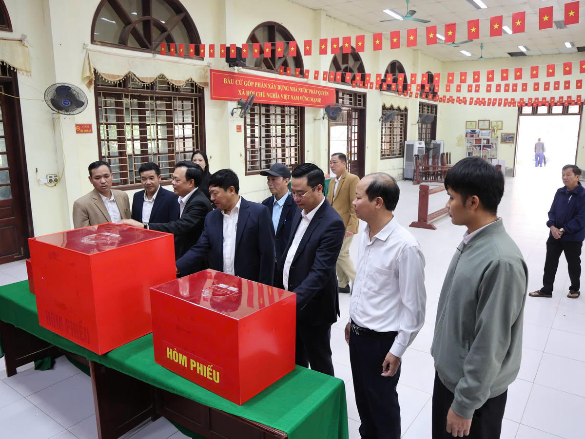 Kiểm tra công tác chuẩn bị cho cuộc bầu cử đại biểu Quốc hội khóa XVI và đại biểu HĐND các cấp nhiệm kỳ 2026 – 2031 tại các khu vực bỏ phiếu trên địa bàn xã. Ảnh: TL