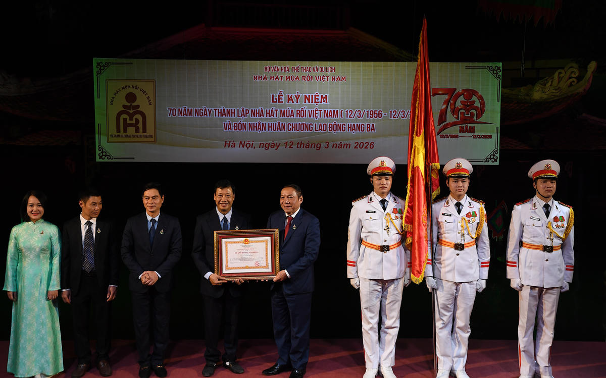 Bộ trưởng Bộ VHTTDL Nguyễn Văn Hùng trao Huân chương Lao động Hạng Ba cho Nhà hát Múa rối Việt Nam nhân kỷ niệm 70 năm ngày thành lập nhà hát.