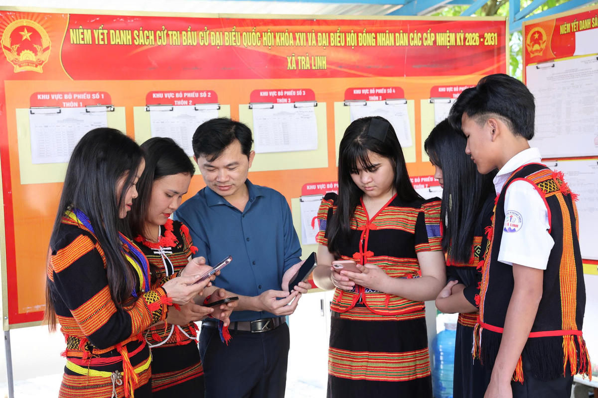 Cán bộ xã Trà Linh, TP Đà Nẵng hướng dẫn tìm hiểu ứng cử viên qua trang thông tin điện tử của xã. Ảnh: Tấn Thành.