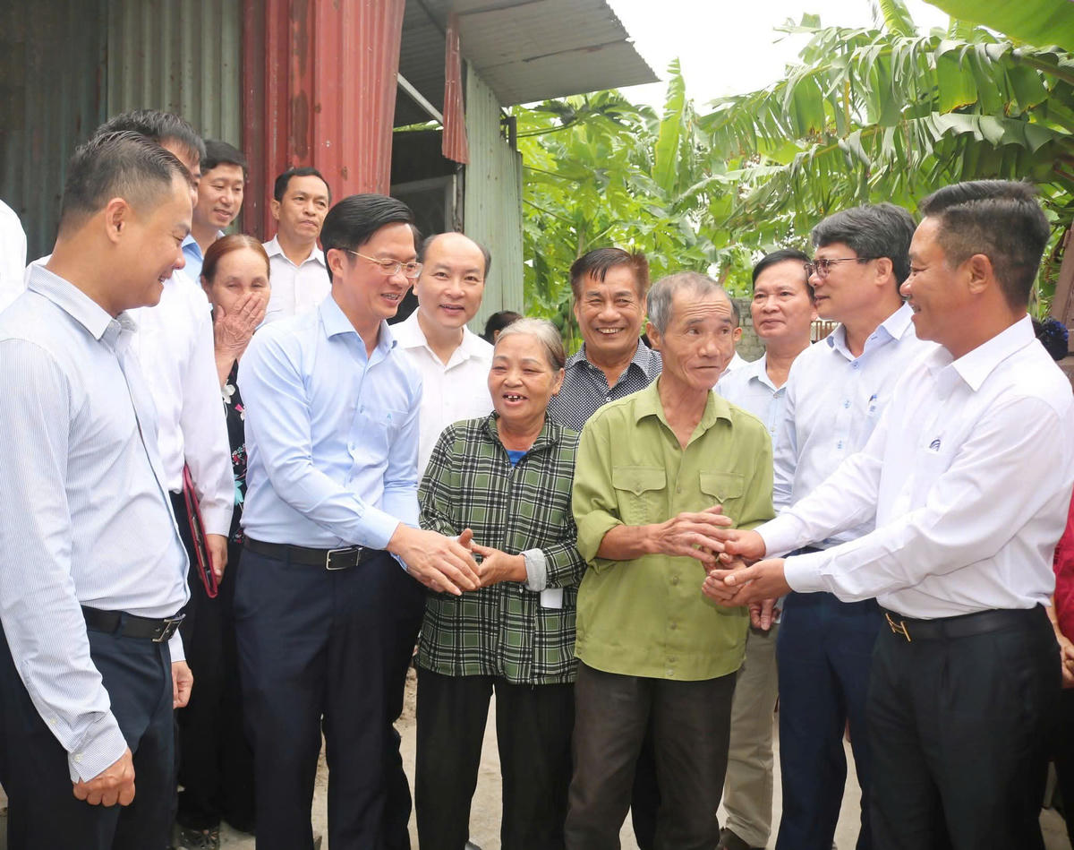 Ông Phạm Văn Lập và lãnh đạo phường Kiến An chia vui với gia đình ông Phạm Văn Hùng trong ngày khởi công xây nhà Đại đoàn kết. Ảnh: PT.