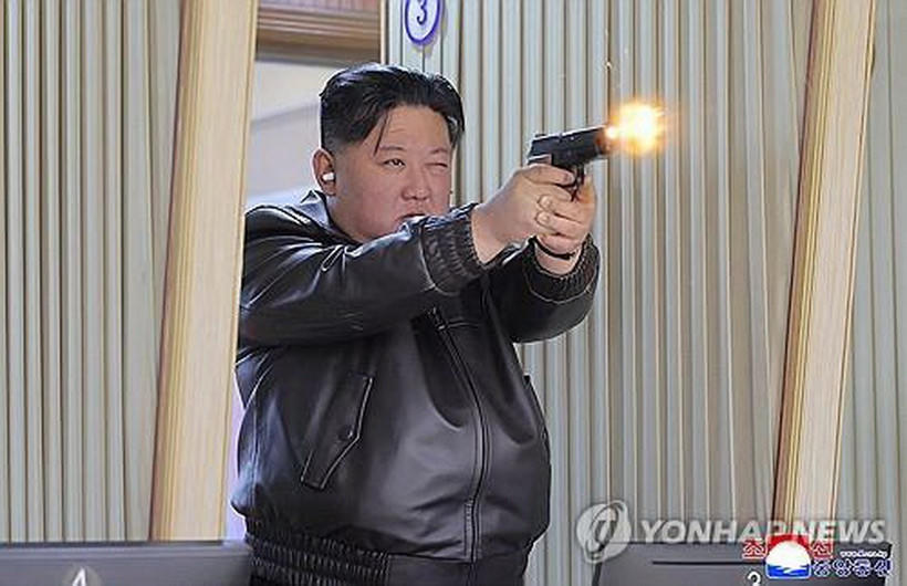 Triều Tiên: Ông Kim Jong Un và con gái thử súng tại nhà máy vũ khí