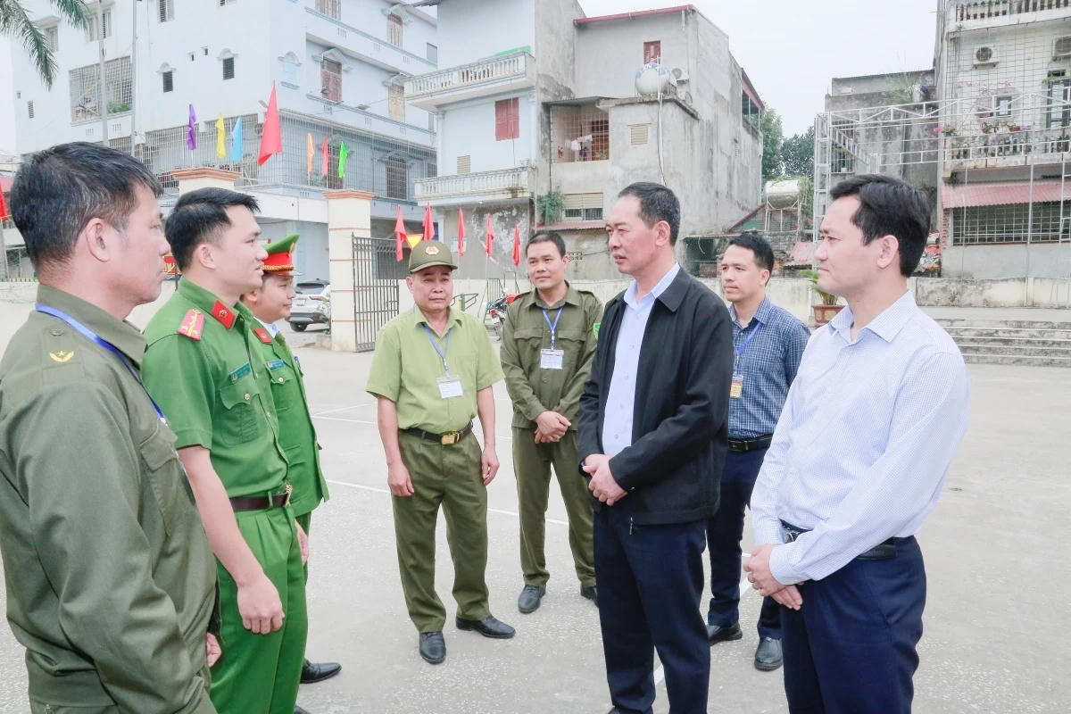 Ông Trịnh Tuấn Sinh kiểm tra công tác bảo đảm an ninh, trật tự phục vụ bầu cử tại xã Kim Tân. Ảnh: Lê Hợi