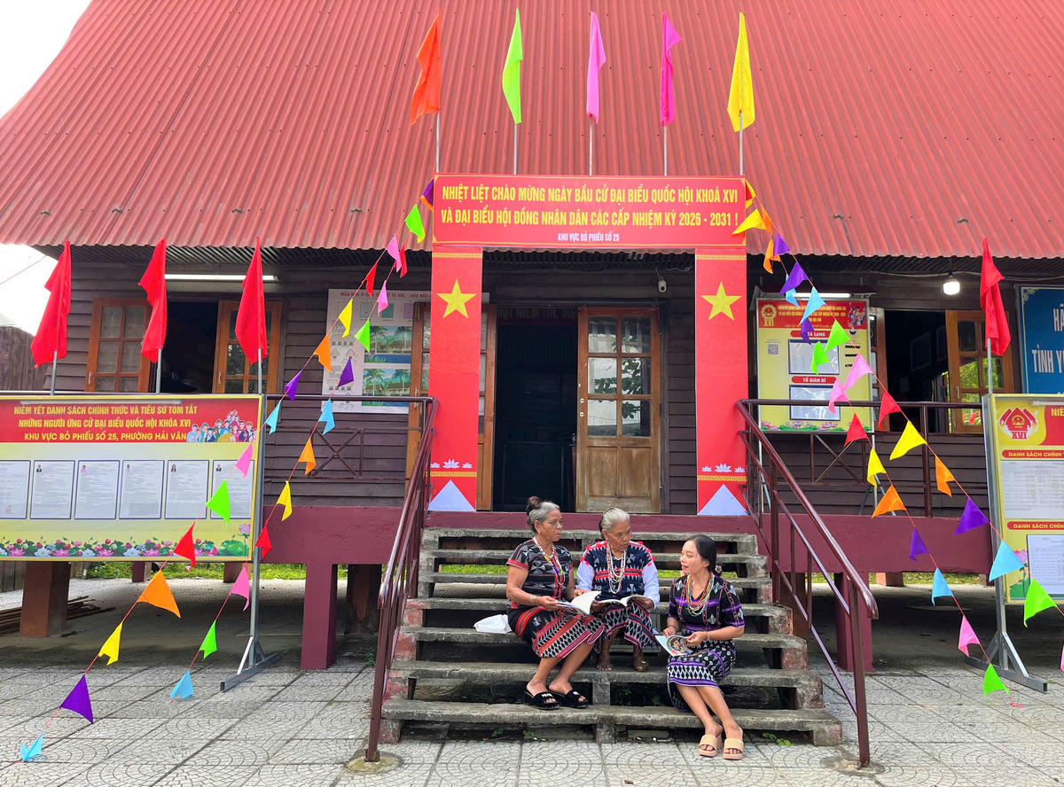 Địa điểm bỏ phiếu tại nhà gươl tổ dân phố Tà Lang, phường Hải Vân trang trí cờ hoa rực rỡ. Ảnh: CV.