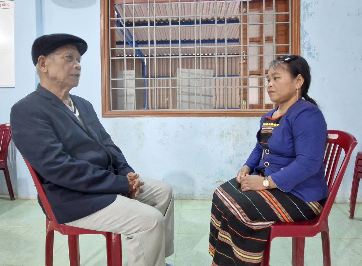 Ông A Hó Bươi (bên trái) người có uy tín trong cộng đồng tuyên truyền bầu cử cho cử tri ở thôn Dung. Ảnh: CV.