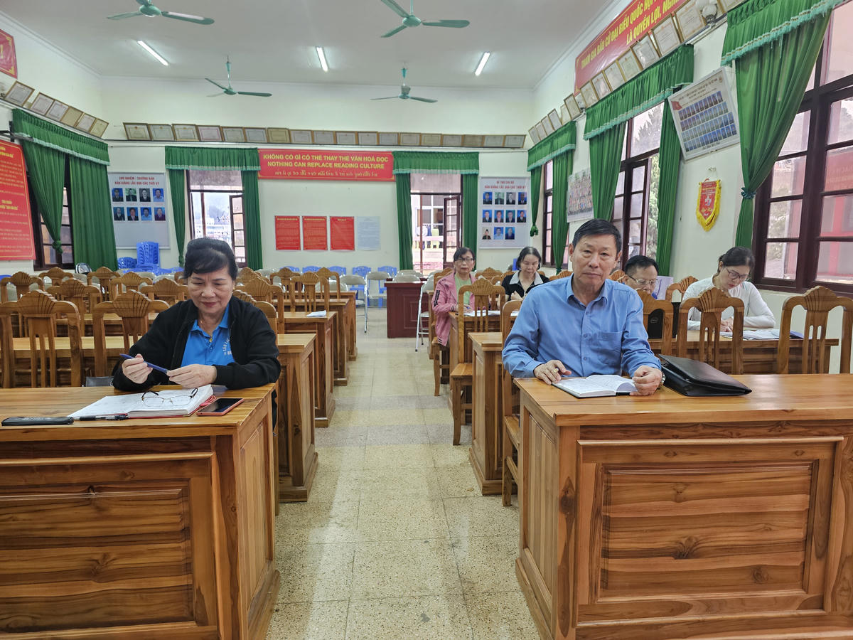 Các thành viên thuộc các tổ bầu cử thực hiện các nhiệm vụ nhằm đảm bảo chính xác thông tin. Ảnh: T.H