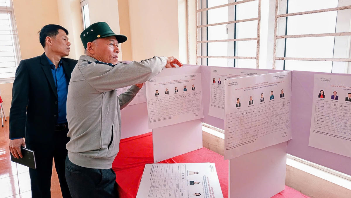 Công tác cấp phát tài liệu và niêm yết danh sách chính thức những người ứng cử đại biểu Quốc hội khóa XVI và đại biểu HĐND các cấp nhiệm kỳ 2026-2031 được thực hiện theo đúng tiến độ. Ảnh: TL