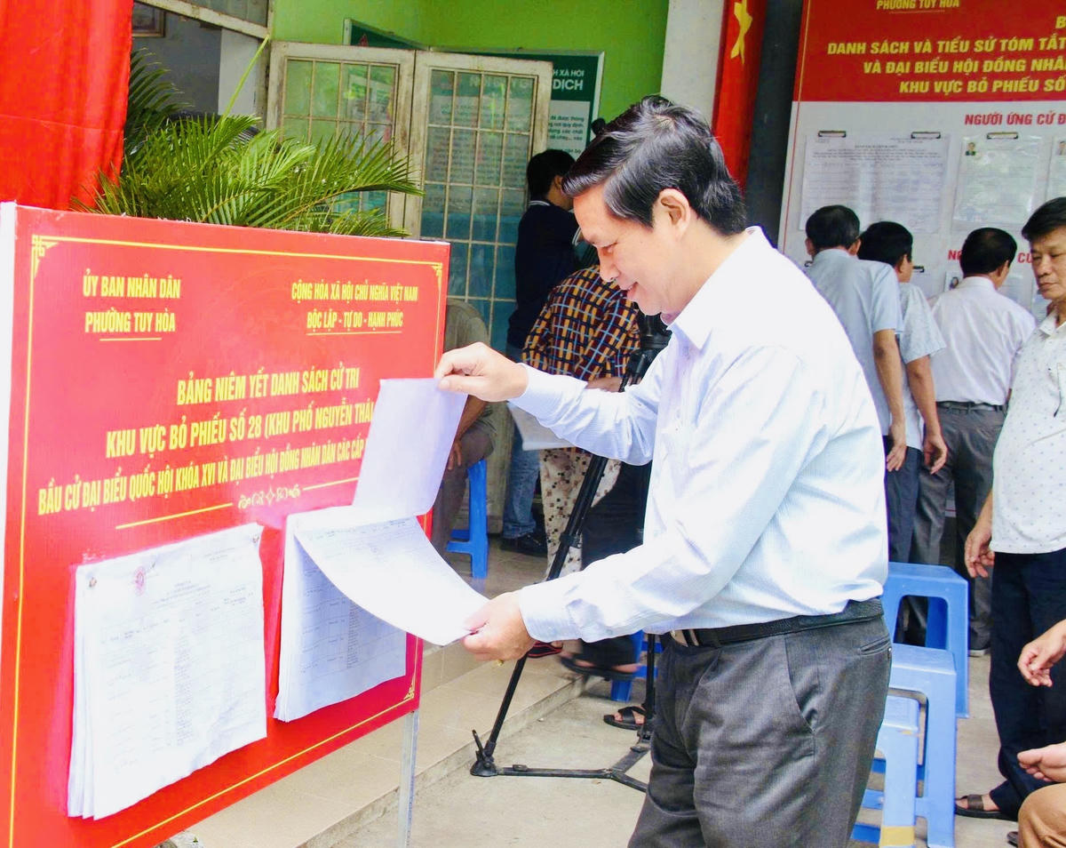 Ông Phạm Văn Bảy, Phó Chủ tịch Ủy ban MTTQ Việt Nam tỉnh Đắk Lắk giám sát công tác bầu cử ở các địa phương. Ảnh: Thanh Nga.