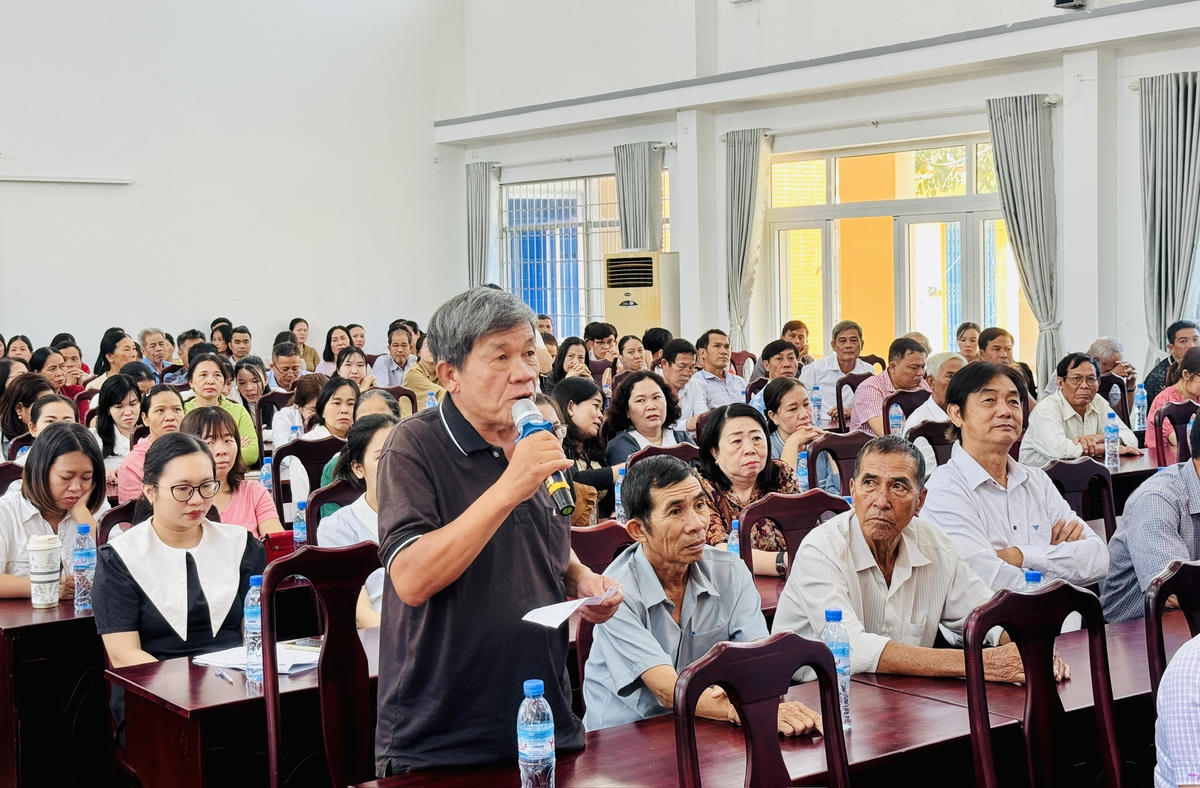 Cử tri thẳng thắn nhận xét về phẩm chất, năng lực và uy tín của người ứng cử. Ảnh: Thanh Nga.