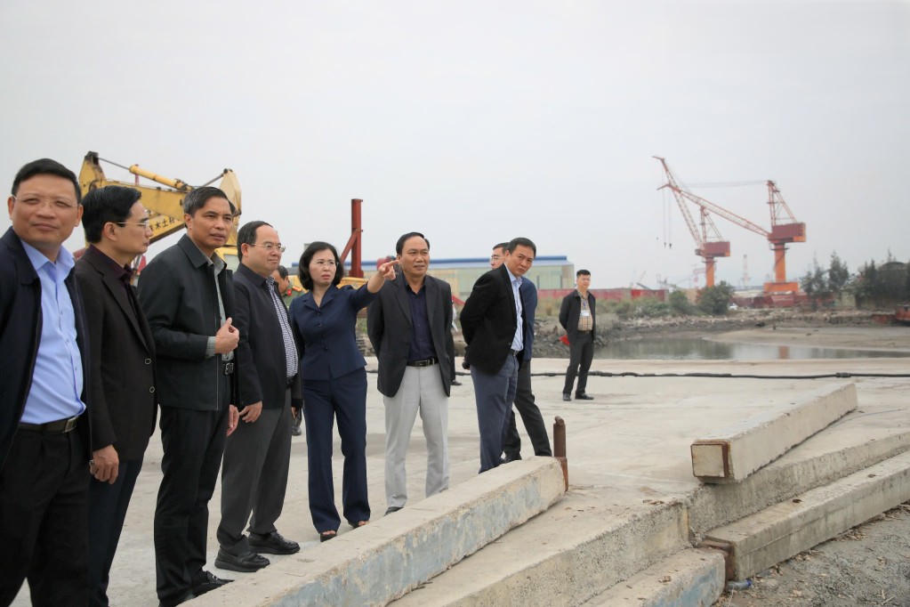 Bí thư Tỉnh ủy Quảng Ninh Quản Minh Cường cùng đoàn công tác của tỉnh nghe báo cáo phương án đầu tư cầu Cửa Lục 2. Ảnh: QMG