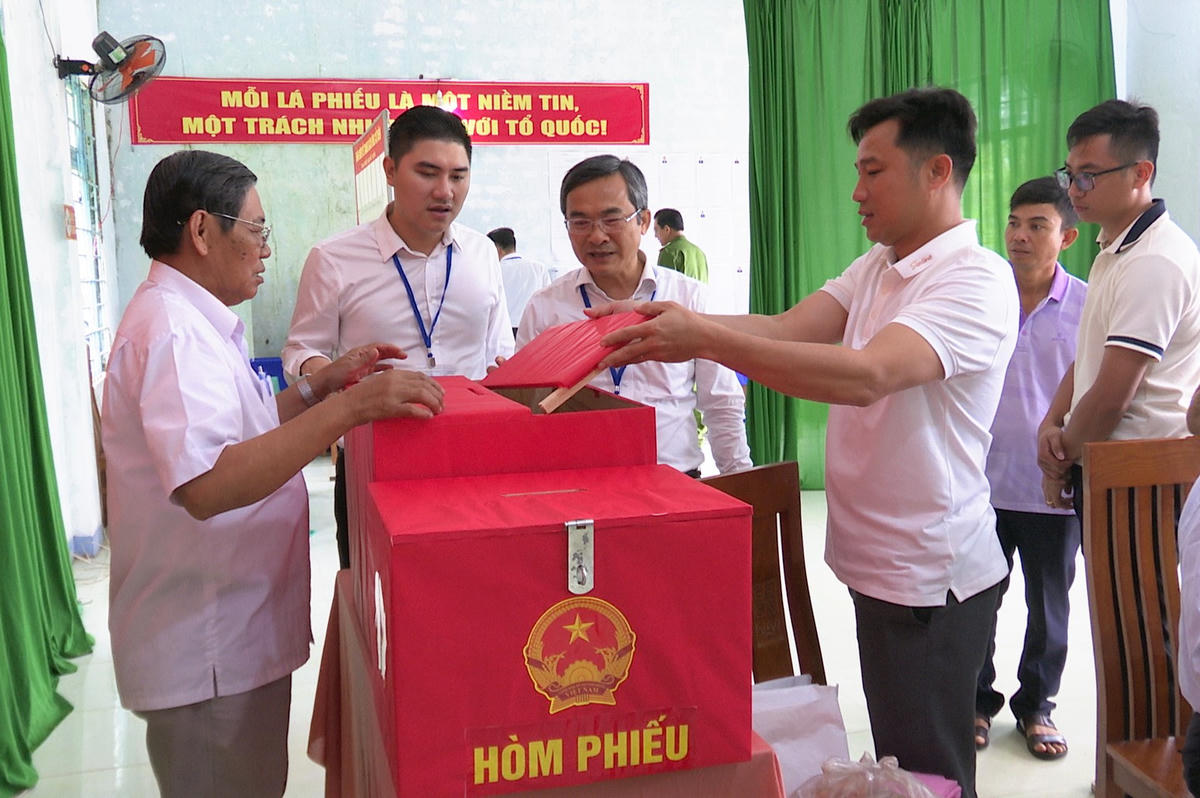 Ông Nguyễn Phi Hùng (ở giữa, đeo kính), Phó Chủ tịch Thường trực Ủ y ban MTTQ Việt Nam TP Đà Nẵng kiểm tra công tác bầu cử ở xã Lãnh Ngọc. Ảnh: CV.