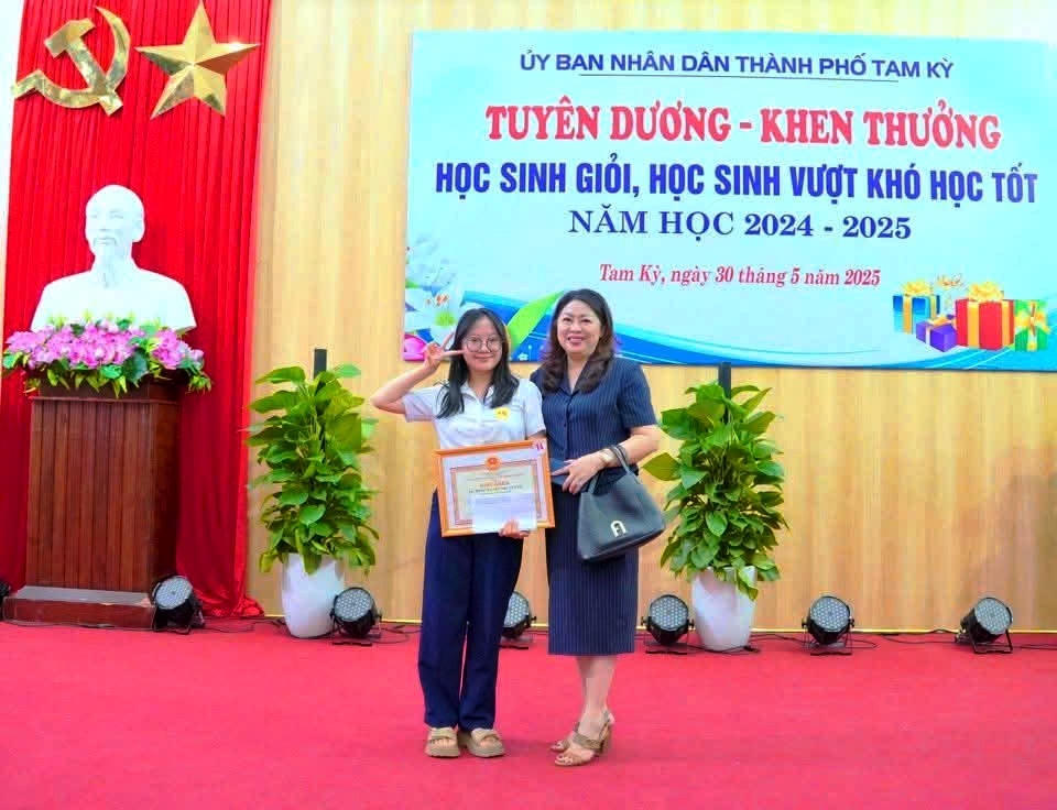 Bà Nguyễn Thị Thu Lan trong ngày UBND TP Tam Kỳ tuyên dương học sinh giỏi, học sinh vượt khó học tốt. Ảnh TL.