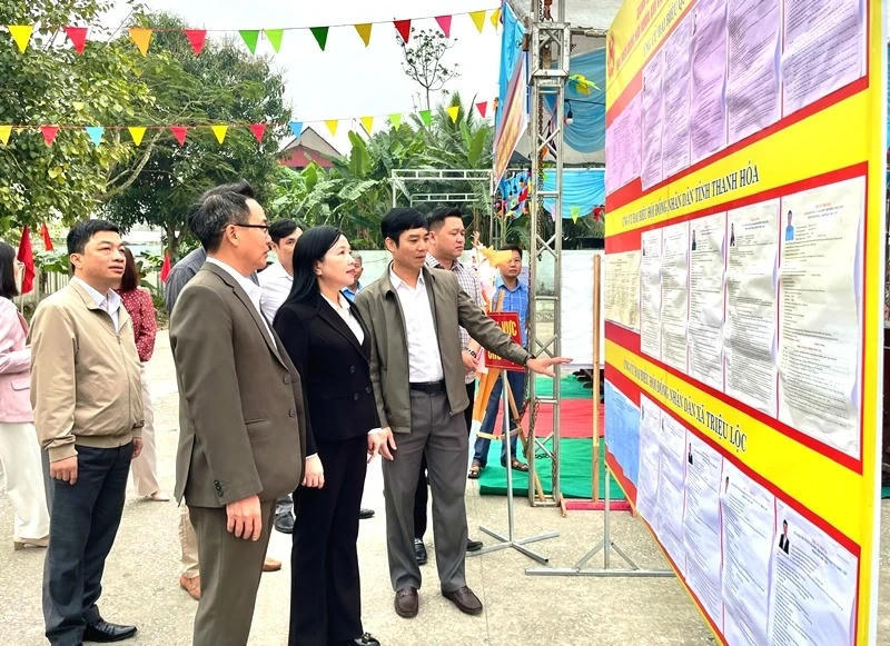 Chủ nhiệm Ủy ban Kiểm tra Tỉnh ủy Phạm Thị Thanh Thủy kiểm tra việc niêm yết danh sách và tiểu sử tóm tắt của những người ứng cử tại khu vực bỏ phiếu số 7, xã Triệu Lộc. Ảnh: Phan Nga