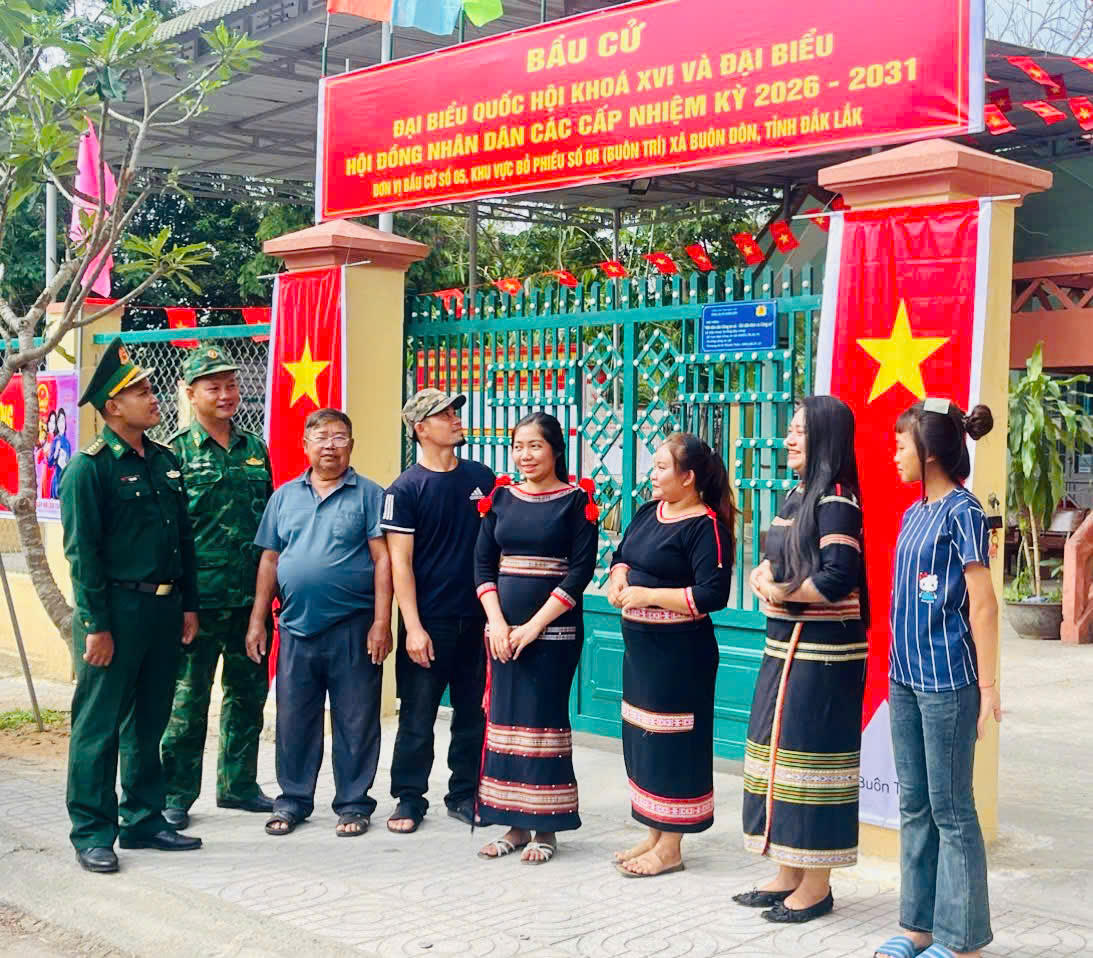 Bà con xã Buôn Đôn đang háo hức chờ đón ngày bầu cử. Ảnh: Thanh Nga.