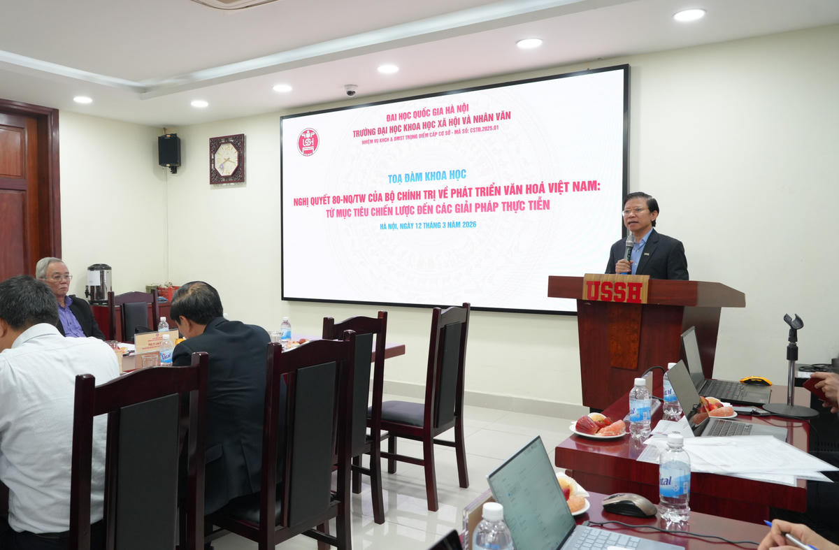  GS.TS Hoàng Anh Tuấn - Hiệu trưởng Trường đại học Khoa học Xã hội và Nhân văn phát biểu khai mạc tọa đàm.