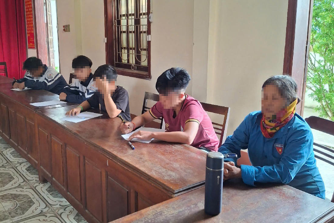 Học sinh viết cam kết không tái phạm. Ảnh: Công an tỉnh Nghệ An