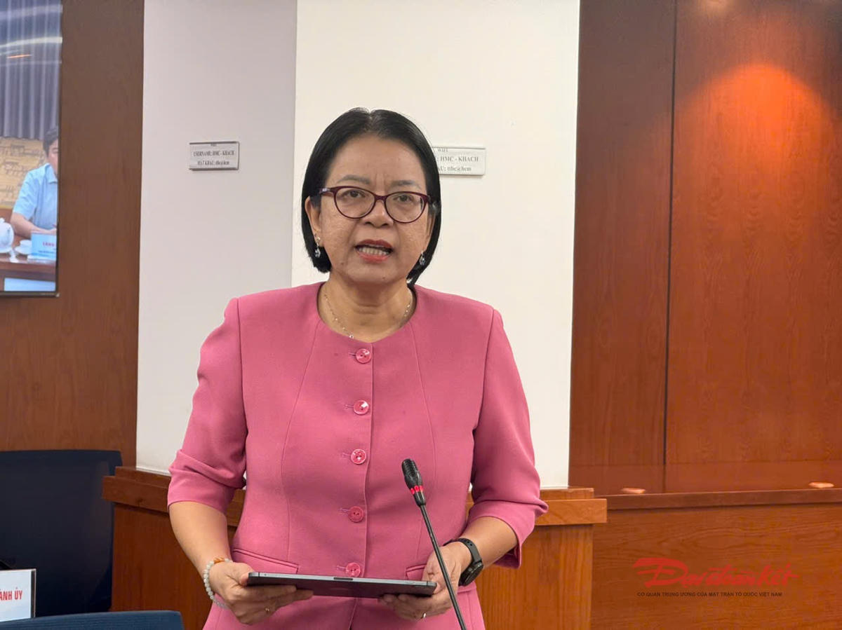 Bà Võ Thị Trung Trinh, Giám đốc Trung tâm Chuyển đổi số TP Hồ Chí Minh thông tin tại buổi họp báo. Ảnh: Hồng Phúc.
