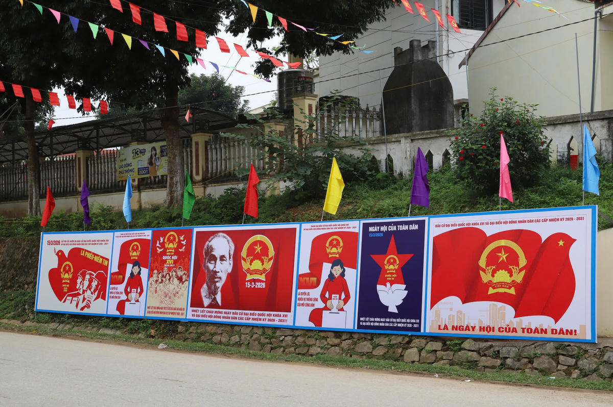 Trên các tuyến đường liên thôn, liên bản, cờ Tổ quốc, băng rôn, khẩu hiệu tuyên truyền về bầu cử được treo trang trọng.