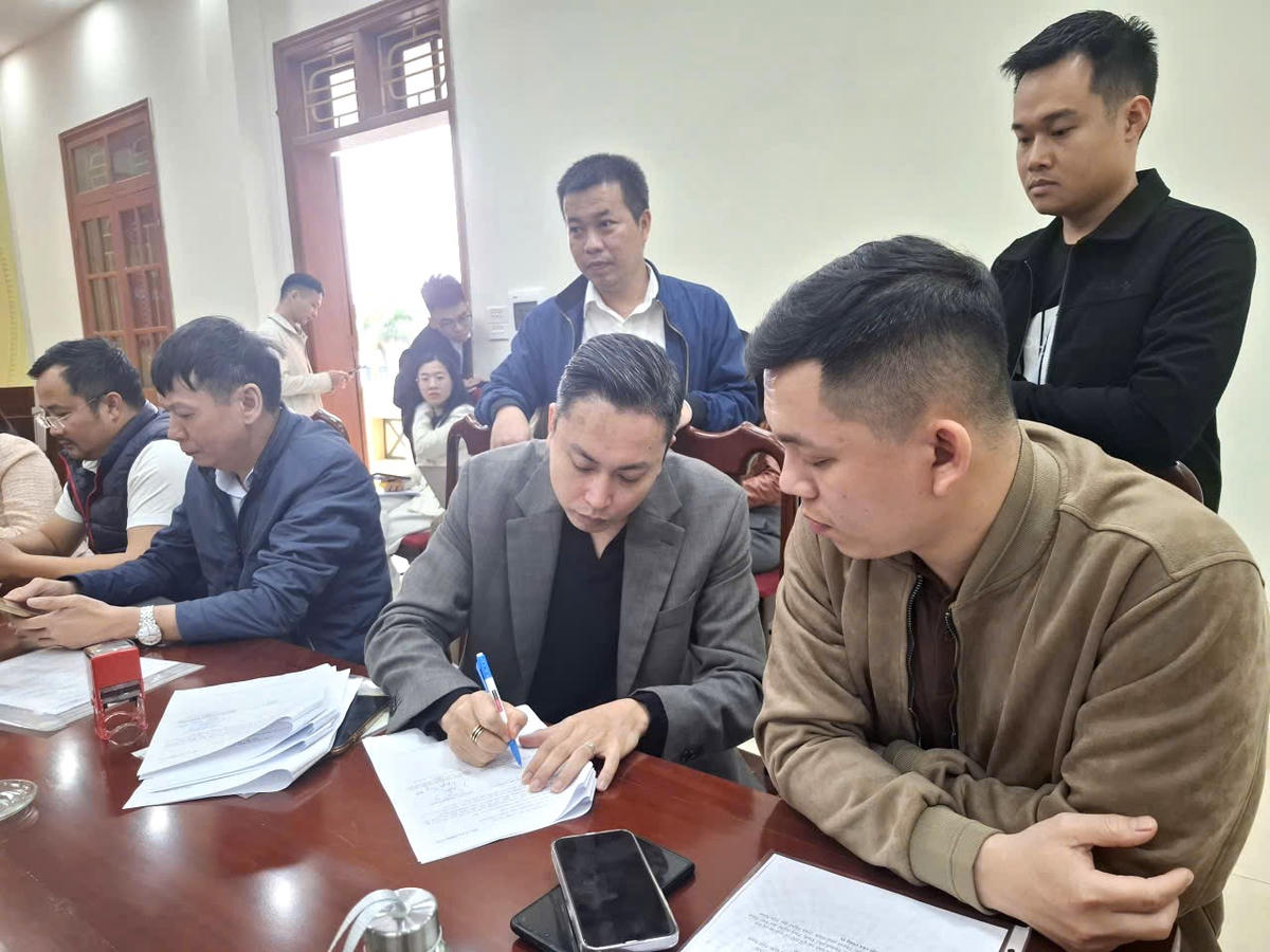 Đại diện&nbsp;Công ty TNHH Phú Nguyên Nga Việt đã ký hợp đồng mua tài sản. Ảnh: TT.