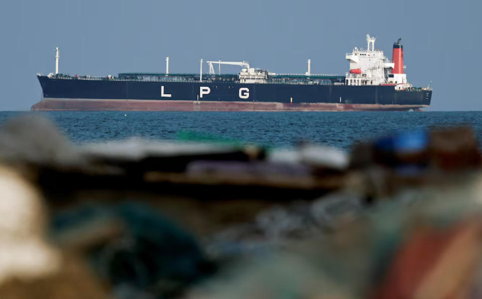 Một tàu chở khí LPG neo đậu tại Shinas, Oman. Nguồn: Reuters.