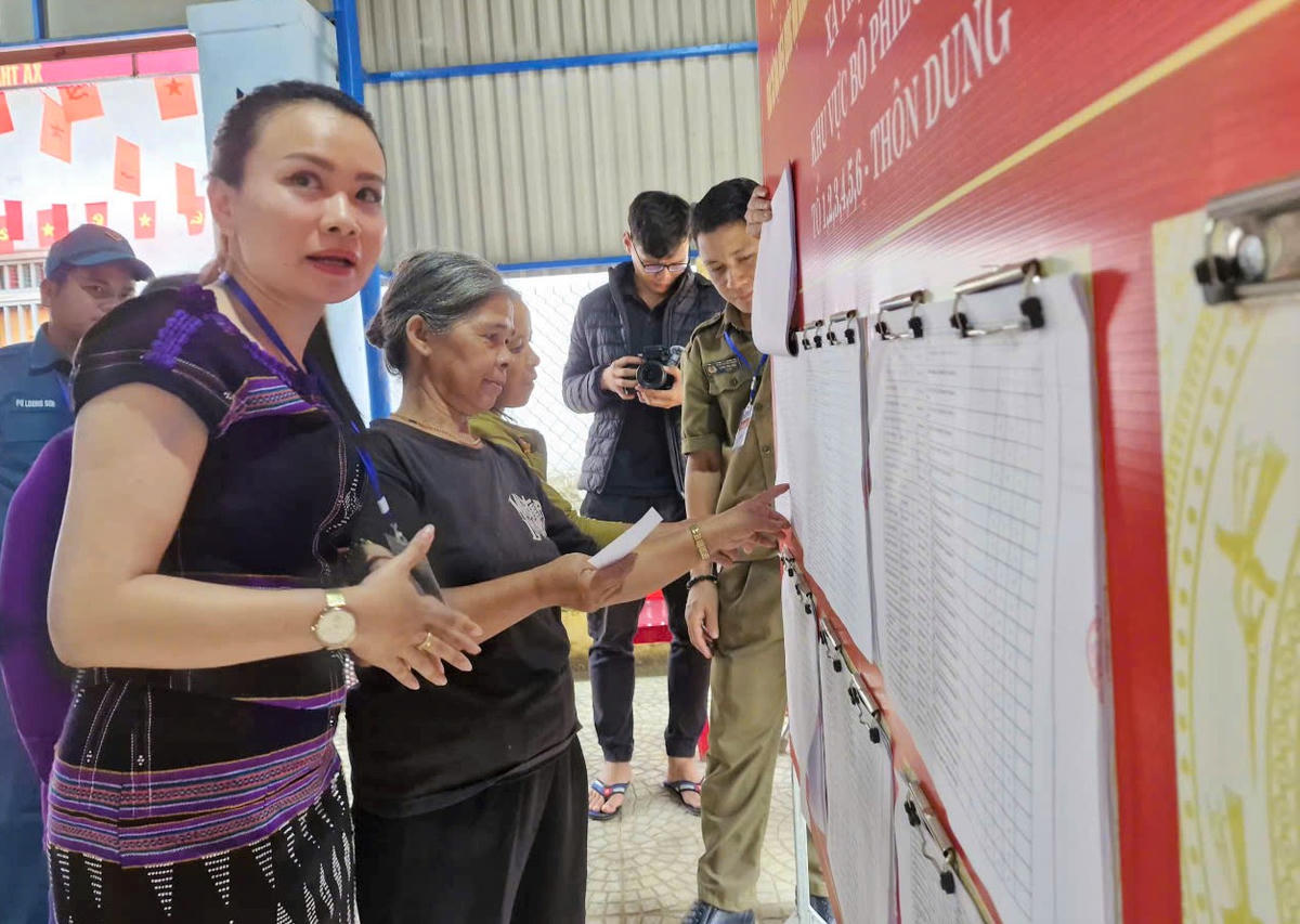 Cử tri người đồng bào Cơ Tu đang xem tiểu sử các ứng cử viên ĐBQH khóa XVI và đại biểu HĐND các cấp, nhiệm kỳ 2026-2031. Ảnh: CV.
