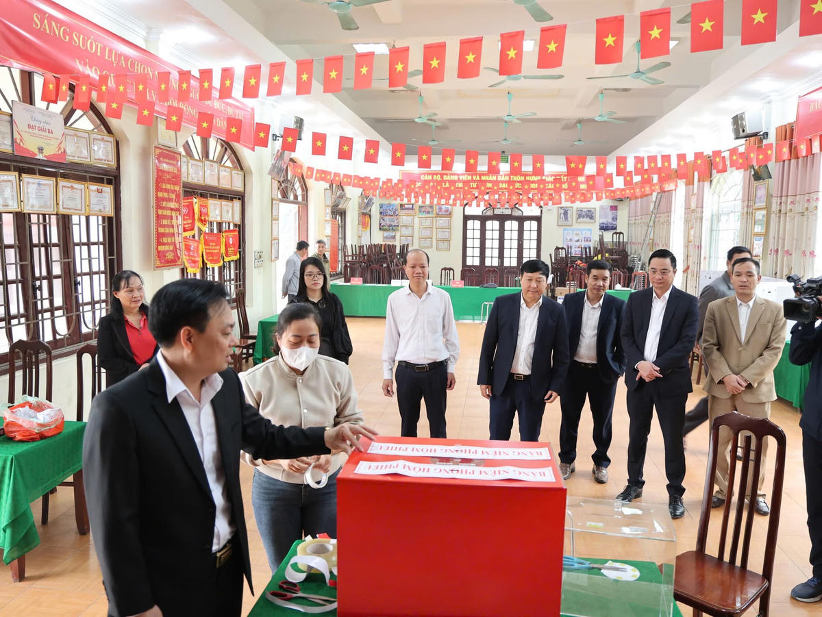 Kiểm tra công tác chuẩn bị cho cuộc bầu cử đại biểu Quốc hội khóa XVI và đại biểu HĐND các cấp nhiệm kỳ 2026 – 2031 tại các khu vực bỏ phiếu trên địa bàn xã. Ảnh: TL