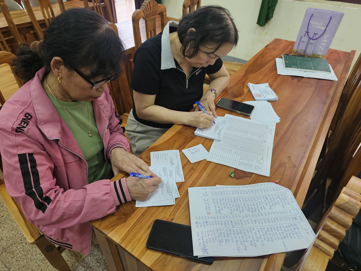 Thực hiện công tác rà soát Thẻ cử chi. Ảnh: T.H