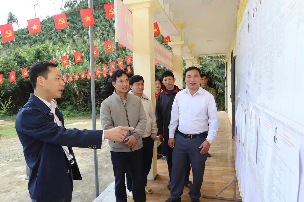 Lãnh đạo xã Liên Hiệp kiểm tra công tác chuẩn bị bầu cử trên địa bàn. Ảnh: Minh Đức