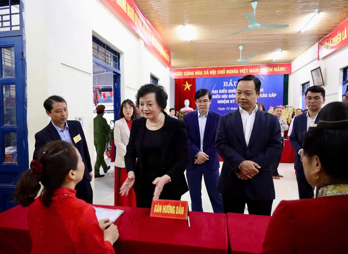 Phó Thủ tướng Phạm Thị Thanh Trà cùng Đoàn công tác kiểm tra và đánh giá cao công tác chuẩn bị bầu cử của tỉnh Điện Biên. Ảnh: L.L
