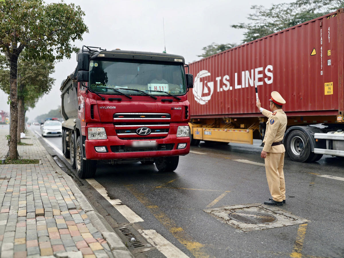 CSGT Hà Nội kiểm tra, xử lý vi phạm giao thông theo 4 chuyên đề trên các tuyến đường trọng điểm.